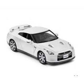 Модель авто Nissan Nissan GT-R белая Масштаб: 1:43